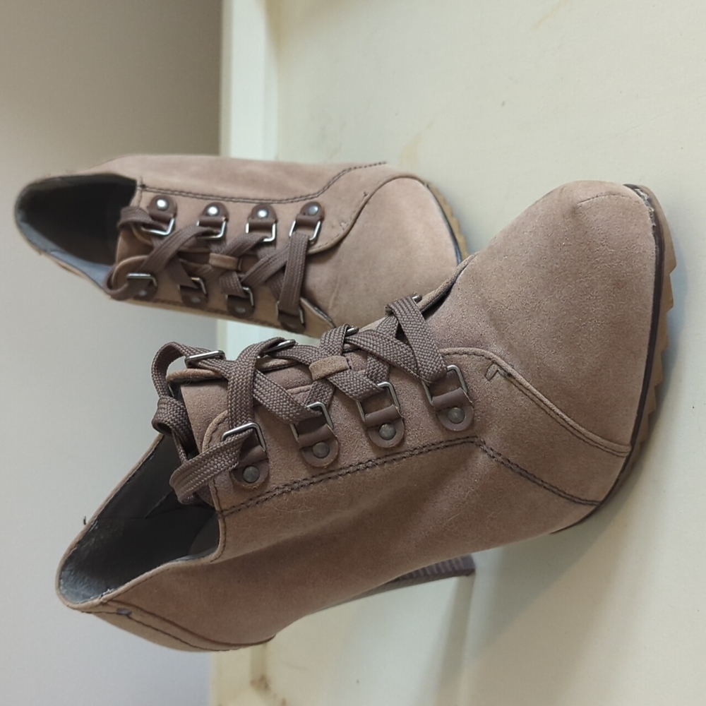 Adorable tan lace-up bootie with good grip